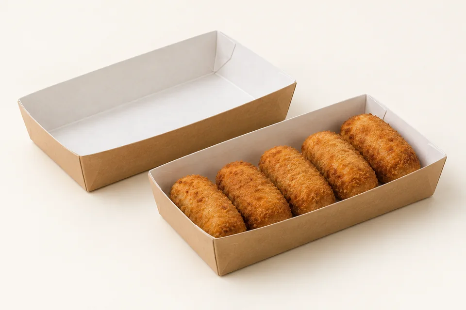 Open kartonnen voedseltrays, leeg en gevuld met kroketten